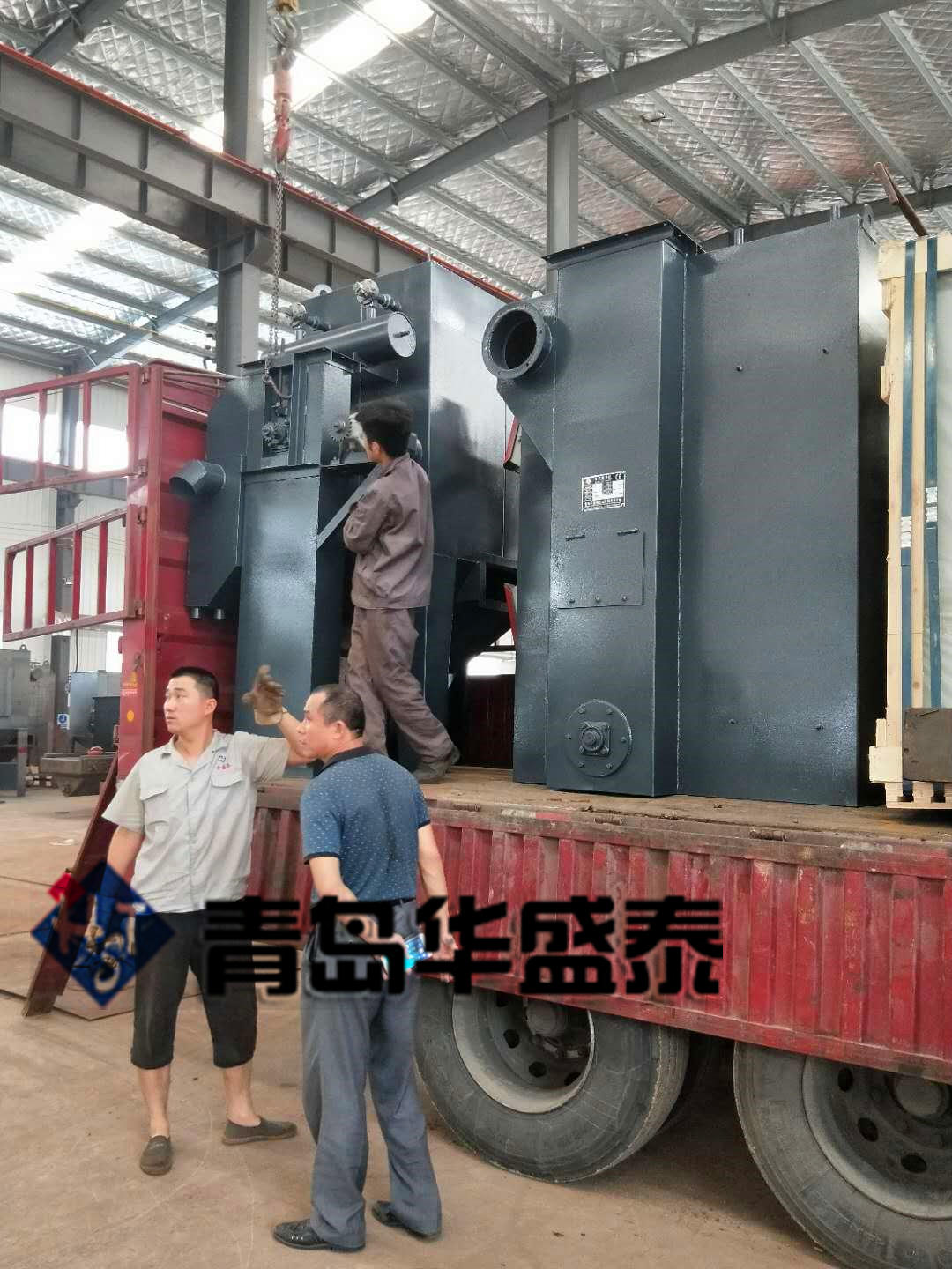 發往福州福清市376吊鉤式拋丸機發貨現場圖